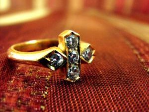 Read Woman flushes diamond ring and finds it two years later